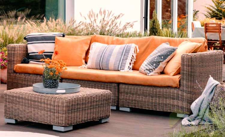 Outdoor decoration with decorative pillows